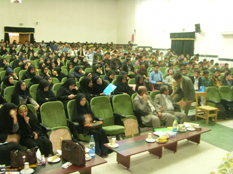 دکتر ساکی درآیین استقبال از دانشجویان جدید الورود پردیس های استان بوشهر:
زیر بنای حرفه معلمی بینش تربیتی است
 3