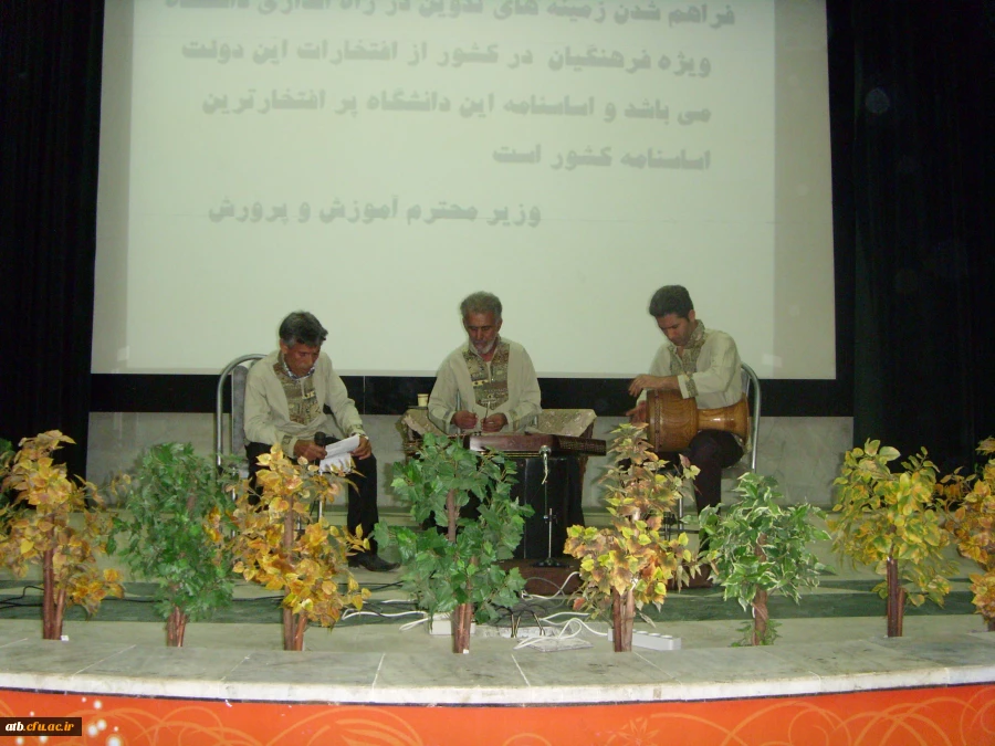 دکتر ساکی درآیین استقبال از دانشجویان جدید الورود پردیس های استان بوشهر:
زیر بنای حرفه معلمی بینش تربیتی است
 5