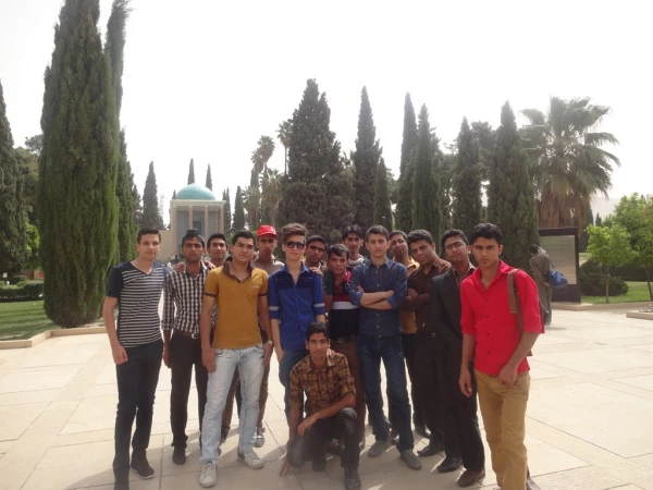 به همت فرهنگی هنری پردیس و انجمن علمی ادبی:
سفر انجمن علمی – ادبی و رشته ی دبیری زبان و ادبیات فارسی پردیس علامه طباطبایی بوشهر به شیراز 7