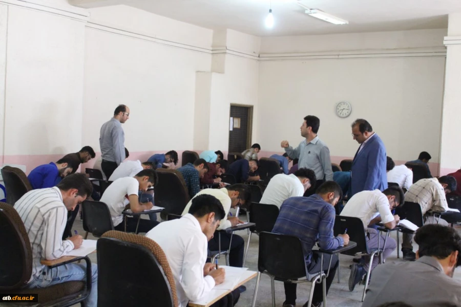 بازدید معاون توسعه منابع و امور دانشجویی پردیس علامه طباطبایی بوشهر از حوزه های امتحانی این پردیس 2