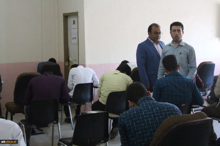 بازدید معاون توسعه منابع و امور دانشجویی پردیس علامه طباطبایی بوشهر از حوزه های امتحانی این پردیس 3