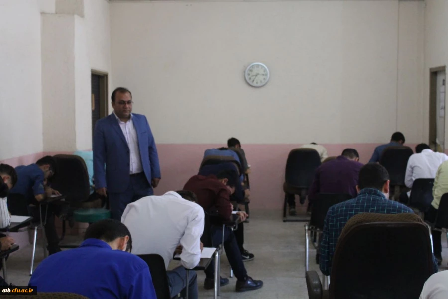 بازدید معاون توسعه منابع و امور دانشجویی پردیس علامه طباطبایی بوشهر از حوزه های امتحانی این پردیس 4