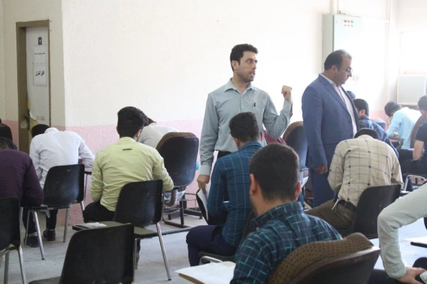 بازدید معاون توسعه منابع و امور دانشجویی پردیس علامه طباطبایی بوشهر از حوزه های امتحانی این پردیس 5