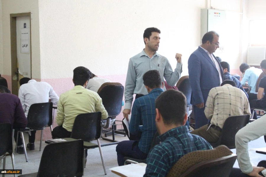 بازدید معاون توسعه منابع و امور دانشجویی پردیس علامه طباطبایی بوشهر از حوزه های امتحانی این پردیس 5