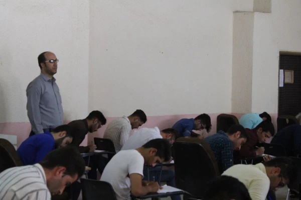 بازدید معاون توسعه منابع و امور دانشجویی پردیس علامه طباطبایی بوشهر از حوزه های امتحانی این پردیس 7